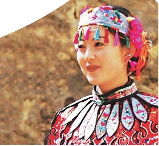 身著慶陽(yáng)云領(lǐng)子的姑娘 資料圖