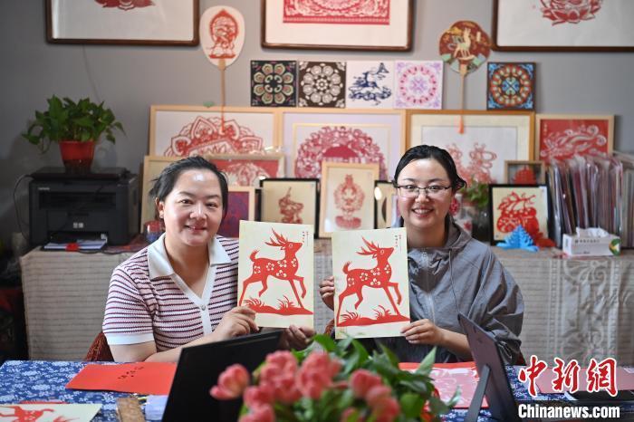 6月6日,在甘肅敦煌青年夜校課程中,青年學員展示學習敦煌非遺剪紙的成果。李亞龍 攝