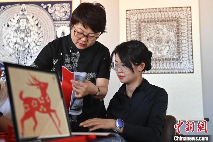 6月6日,在甘肅敦煌青年夜校課程中,青年學員學習敦煌非遺剪紙課程。李亞龍 攝
