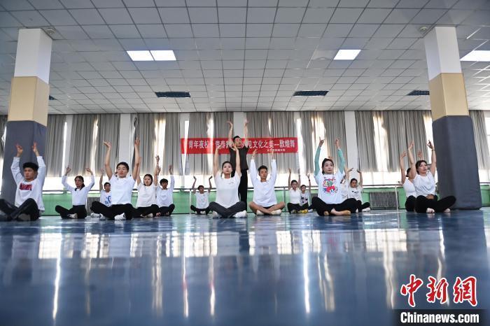 6月6日,在甘肅敦煌青年夜校課程中,青年學員學習敦煌舞課程。李亞龍 攝