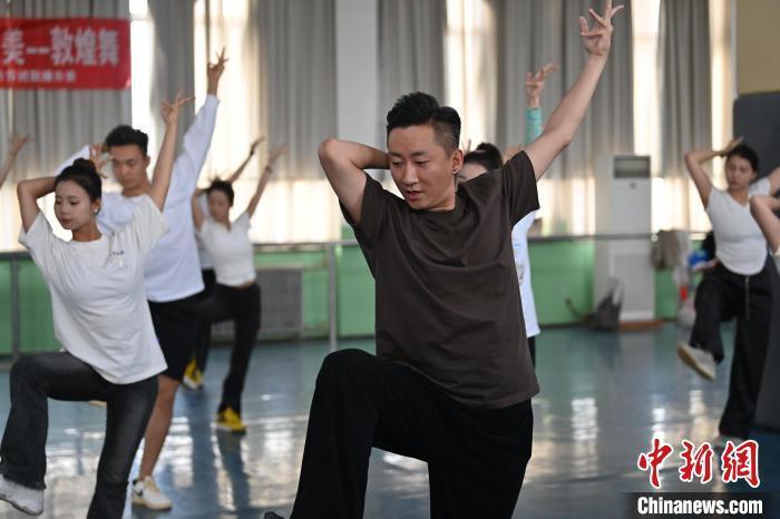 6月6日,在甘肅敦煌青年夜校課程中,青年學員學習敦煌舞課程。李亞龍 攝