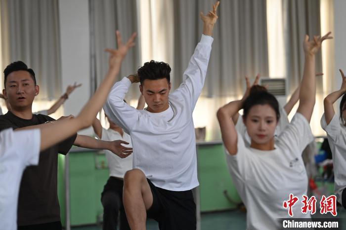 6月6日,在甘肅敦煌青年夜校課程中,青年學員學習敦煌舞課程。李亞龍 攝