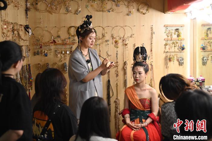 6月6日,在甘肅敦煌青年夜校課程中,青年學員學習敦煌美妝課程。李亞龍 攝