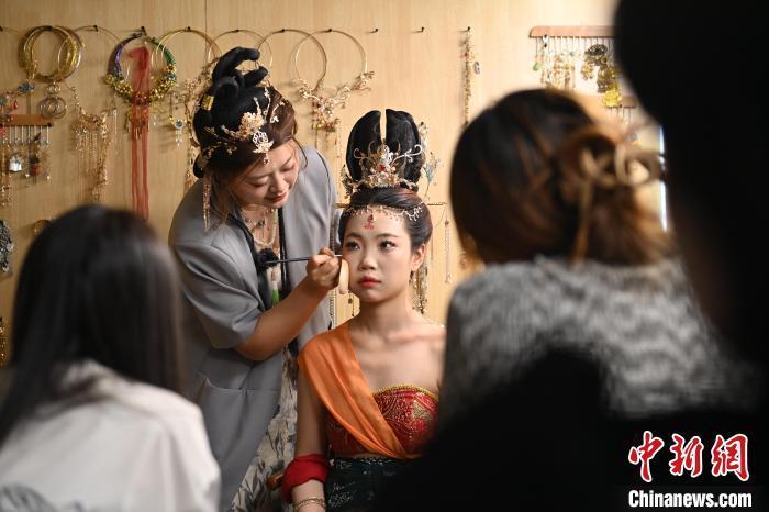 6月6日,在甘肅敦煌青年夜校課程中,青年學員學習敦煌美妝課程。李亞龍 攝