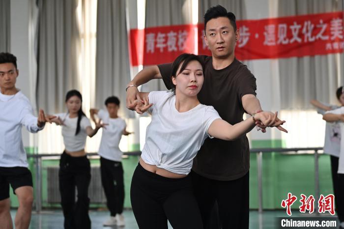 6月6日,在甘肅敦煌青年夜校課程中,學員學習敦煌舞課程。李亞龍 攝