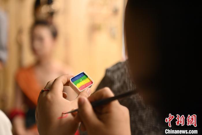 6月6日,在甘肅敦煌青年夜校課程中,青年學員學習敦煌美妝課程。李亞龍 攝