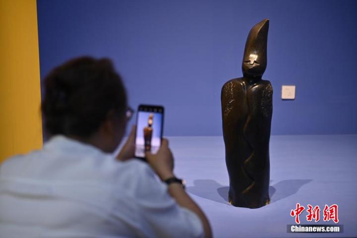 圖為游客拍攝蛇紋石作品《貴婦人》。中新社記者 李亞龍 攝