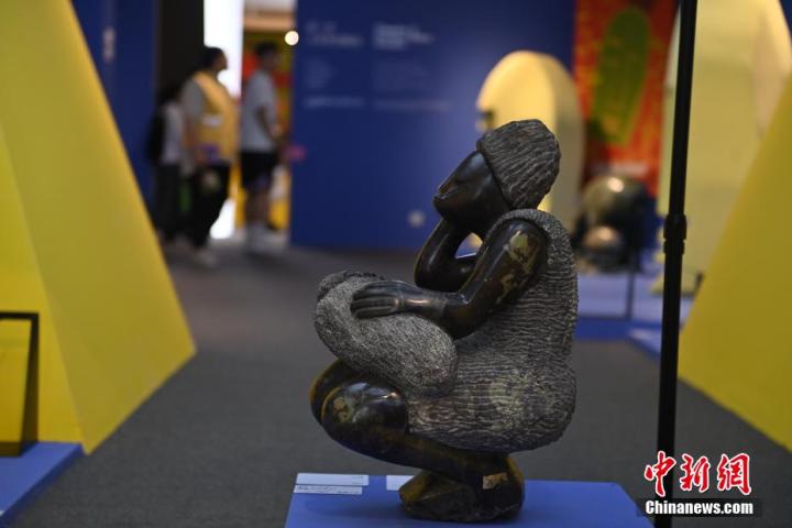 圖為游客參觀藝術展。中新社記者 李亞龍 攝</p>
<p>