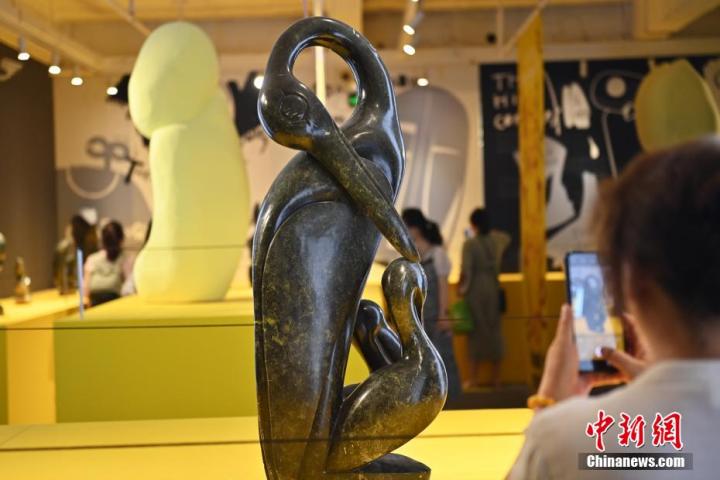 圖為游客拍攝蛇紋石作品《依戀》。中新社記者 李亞龍 攝