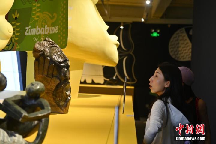 圖為游客參觀藝術展。中新社記者 李亞龍 攝