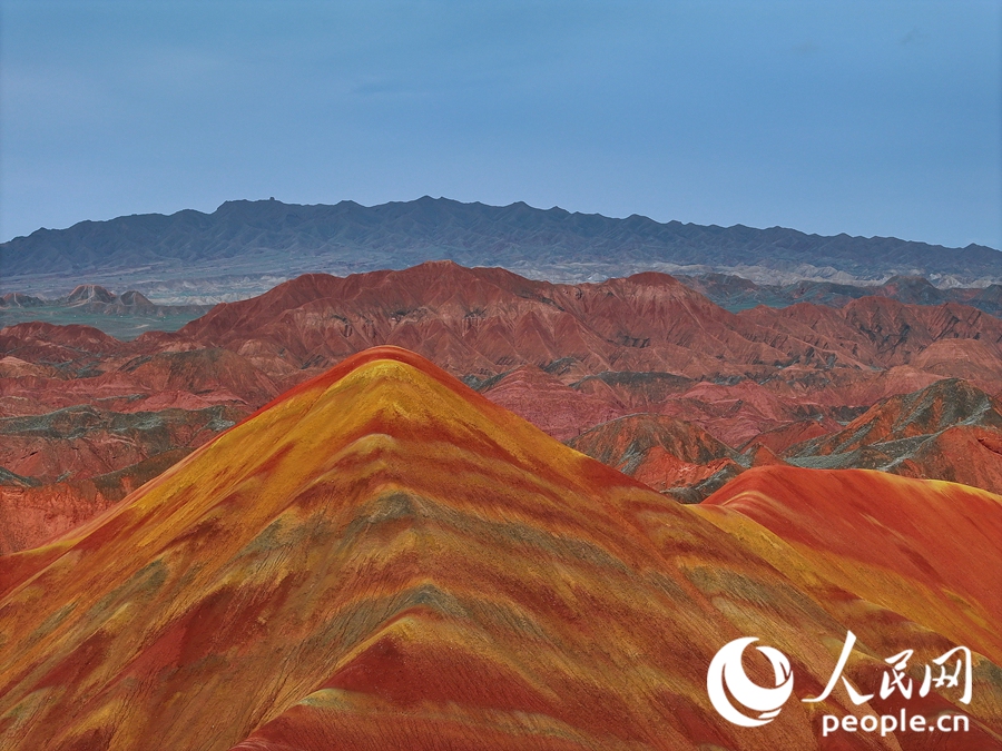 雨后的七彩丹霞,顏色格外艷麗。人民網記者 李根攝