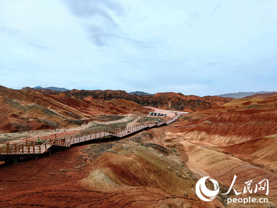 雨后的七彩丹霞,顏色格外艷麗。人民網 黃津曉虎攝