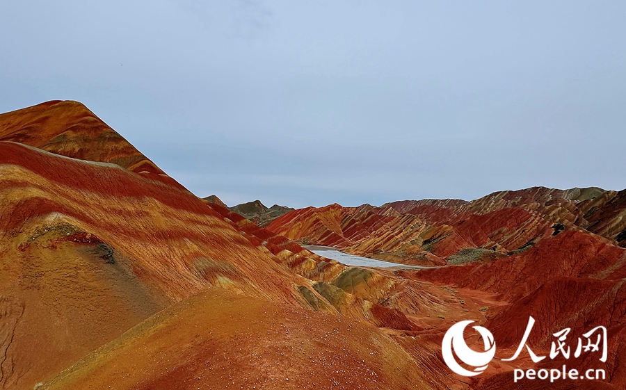 雨后的七彩丹霞,顏色格外艷麗。人民網記者 徐冬兒攝