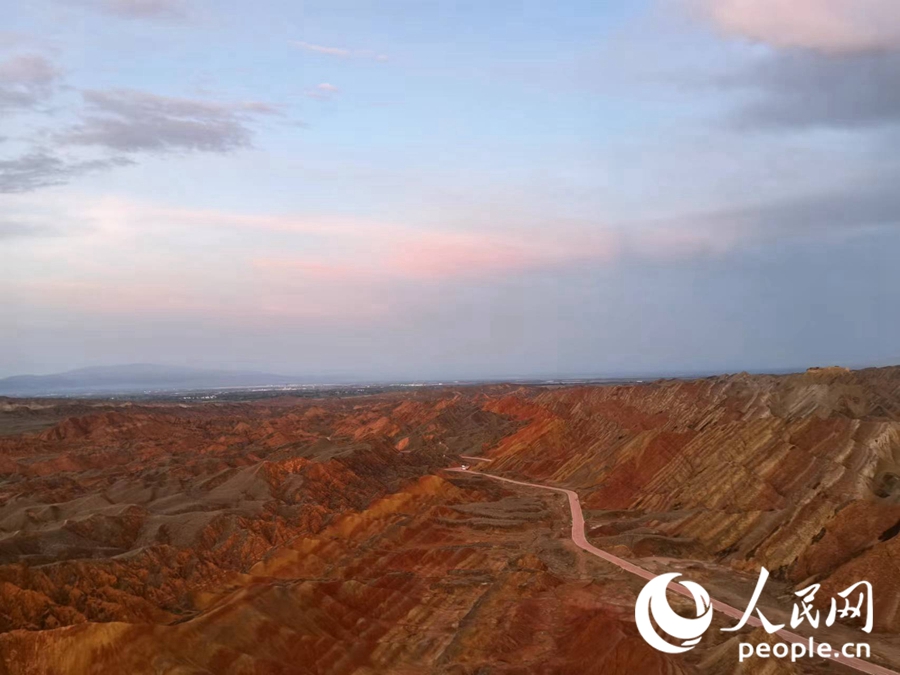 日落時分,余暉與丹霞交相輝映。人民網記者 唐嘉藝攝