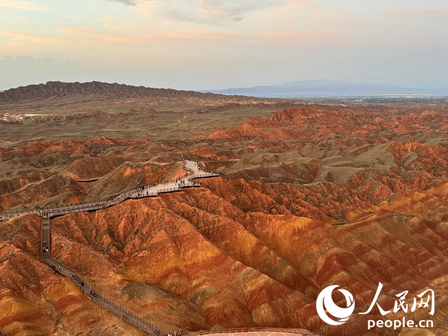 日落時分,余暉與丹霞交相輝映。人民網記者 徐冬兒攝