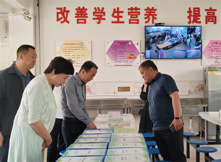 1721032883180233.jpg 市紀(jì)委監(jiān)委扎實(shí)推動(dòng)開展群眾身邊腐敗和作風(fēng)問題集中整治工作,圖為市紀(jì)委監(jiān)委派駐市教育局紀(jì)檢監(jiān)察組在白銀區(qū)開展“中小學(xué)校園食品安全和膳食經(jīng)費(fèi)管理”集中整治工作開展情況督查.jpg