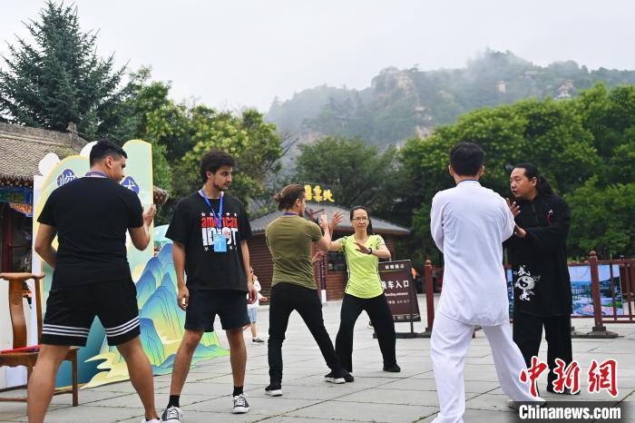 7月14日，甘肅省平?jīng)鍪嗅轻忌骄皡^(qū)內(nèi)，外籍武術(shù)愛好者學(xué)習(xí)崆峒派武術(shù)。7月13日至14日，“2024年北京體育大學(xué)第十五屆國際武術(shù)比賽交流大會暨首屆崆峒山國際武術(shù)大會”舉行，大會也在崆峒山景區(qū)進(jìn)行問道崆峒、武術(shù)高級研修班、崆峒拜師等系列活動。中新社記者 李亞龍 攝</p>
<p>