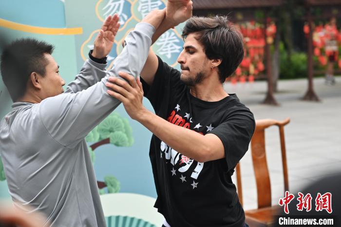 7月14日，甘肅省平?jīng)鍪嗅轻忌骄皡^(qū)內(nèi)，外籍武術(shù)愛好者(右)進(jìn)行忽雷太極拳切磋。7月13日至14日，“2024年北京體育大學(xué)第十五屆國際武術(shù)比賽交流大會暨首屆崆峒山國際武術(shù)大會”舉行，大會也在崆峒山景區(qū)進(jìn)行問道崆峒、武術(shù)高級研修班、崆峒拜師等系列活動。中新社記者 李亞龍 攝</p>
<p>