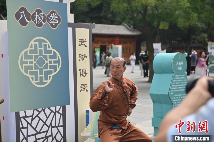 7月14日，甘肅省平?jīng)鍪嗅轻忌骄皡^(qū)內(nèi)，八極拳傳承人展示八極拳。7月13日至14日，“2024年北京體育大學(xué)第十五屆國際武術(shù)比賽交流大會暨首屆崆峒山國際武術(shù)大會”舉行，大會也在崆峒山景區(qū)進(jìn)行問道崆峒、武術(shù)高級研修班、崆峒拜師等系列活動。中新社記者 李亞龍 攝</p>
<p>
