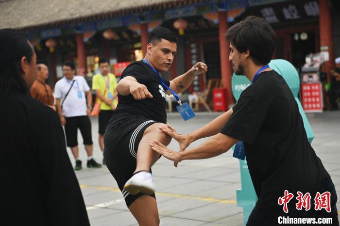 7月14日，甘肅省平?jīng)鍪嗅轻忌骄皡^(qū)內(nèi)，外籍武術(shù)愛好者切磋武藝。7月13日至14日，“2024年北京體育大學(xué)第十五屆國際武術(shù)比賽交流大會暨首屆崆峒山國際武術(shù)大會”舉行，大會也在崆峒山景區(qū)進(jìn)行問道崆峒、武術(shù)高級研修班、崆峒拜師等系列活動。中新社記者 李亞龍 攝