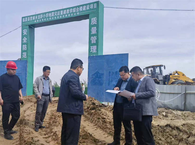 1721382261362912.jpg 州紀委監委督查組在臨夏縣營灘鄉龍臥小學災后重建教學綜合樓建設項目施工現場開展督導檢查。.jpg