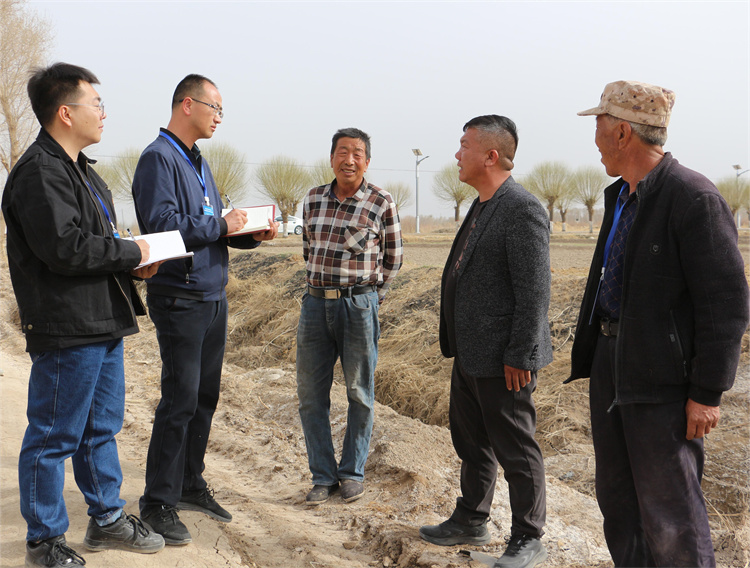 1721642549251185.jpg 高臺縣紀委監委監督檢查組在黑泉鎮向陽村走訪了解村集體資產資源發包情況.jpg