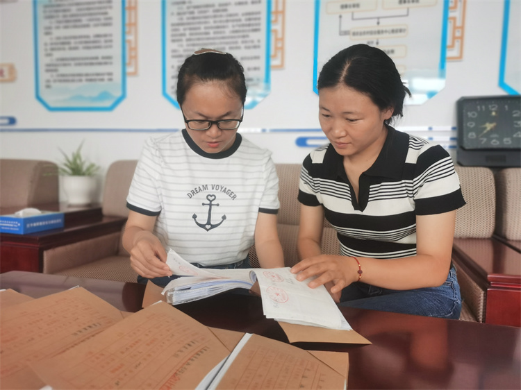 1721642590564617.jpg 高臺縣巷道鎮紀委工作人員查閱村集體“三資”賬目.jpg