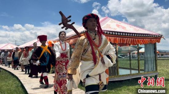 2024年6月，甘肅甘南藏族自治州上演藏服時裝秀。(資料圖)高瑩 攝