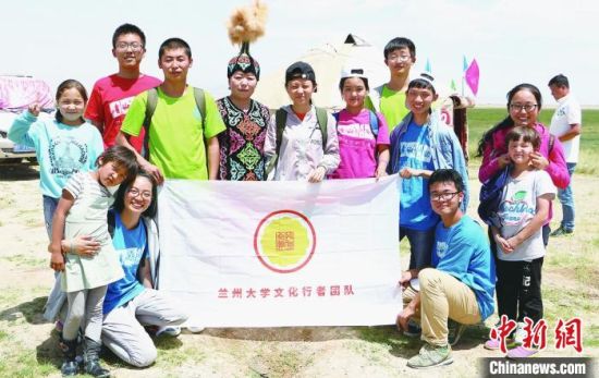 圖為蘭州大學文化行者團隊走進民族社區。(資料圖)蘭州大學供圖