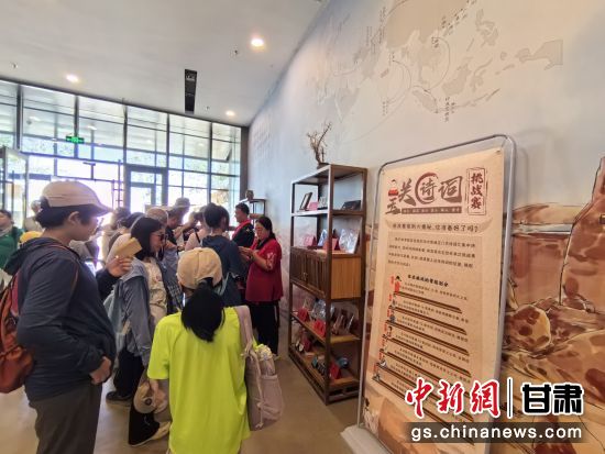 近日,玉門關遺址景區開啟了一場精彩紛呈的玉關詩詞挑戰賽,吸引眾多游人參與其中。玉門關遺址景區供圖 近日,玉門關遺址景區開啟了一場精彩紛呈的玉關詩詞挑戰賽,吸引眾多游人參與其中。玉門關遺址景區供圖