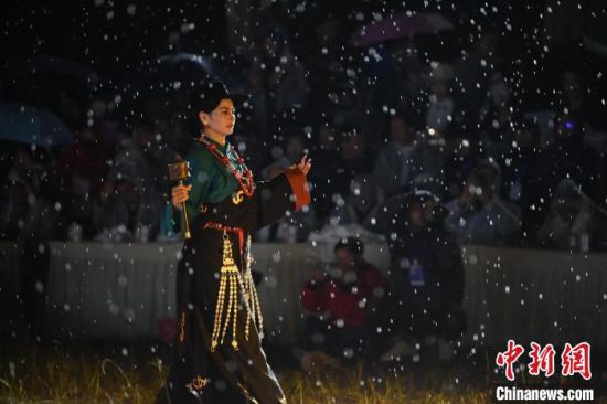 圖為2024年8月6日晚大賽現場模特進行比賽。李亞龍 攝