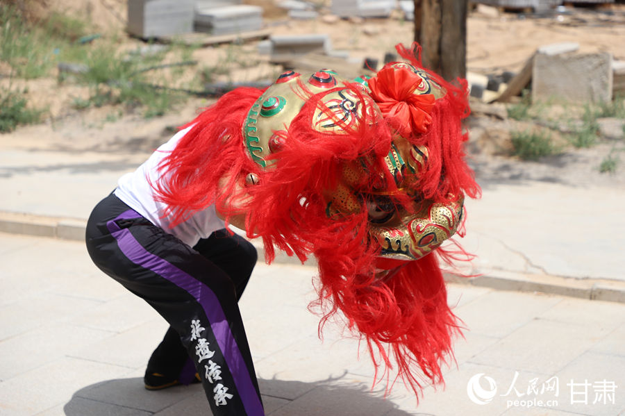 柴宗峰在桃林村展示蘭州北獅風采。人民網記者 焦隆攝